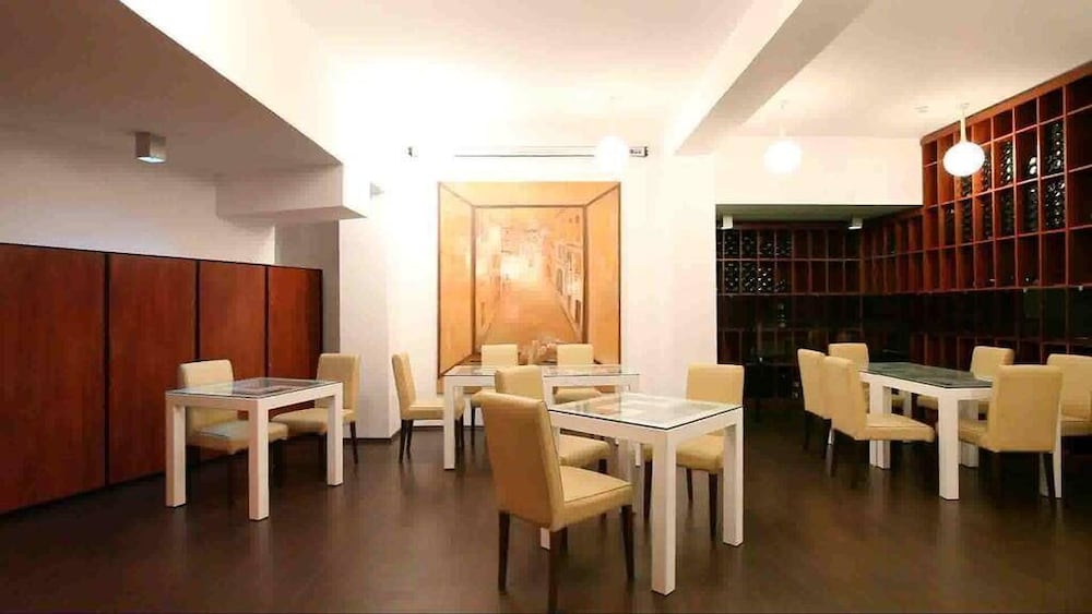 Tania Frankfurt Hotel Bucharest 43/48