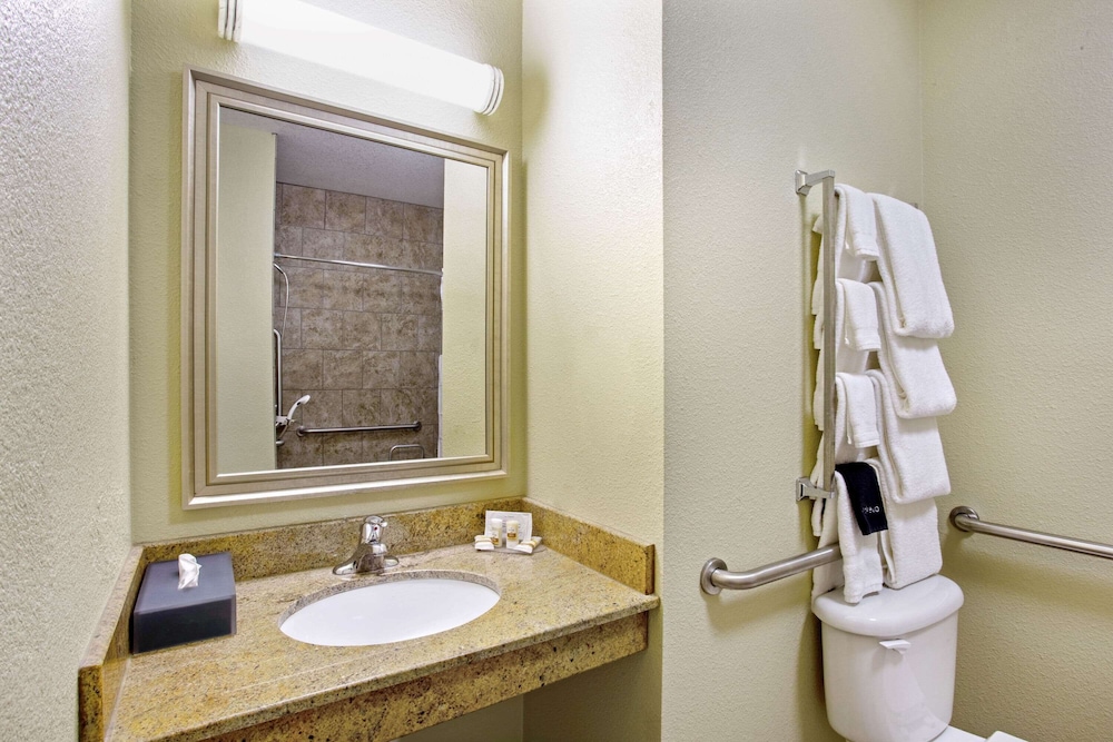 La Quinta Inn & Suites by Wyndham Bismarck 24/62