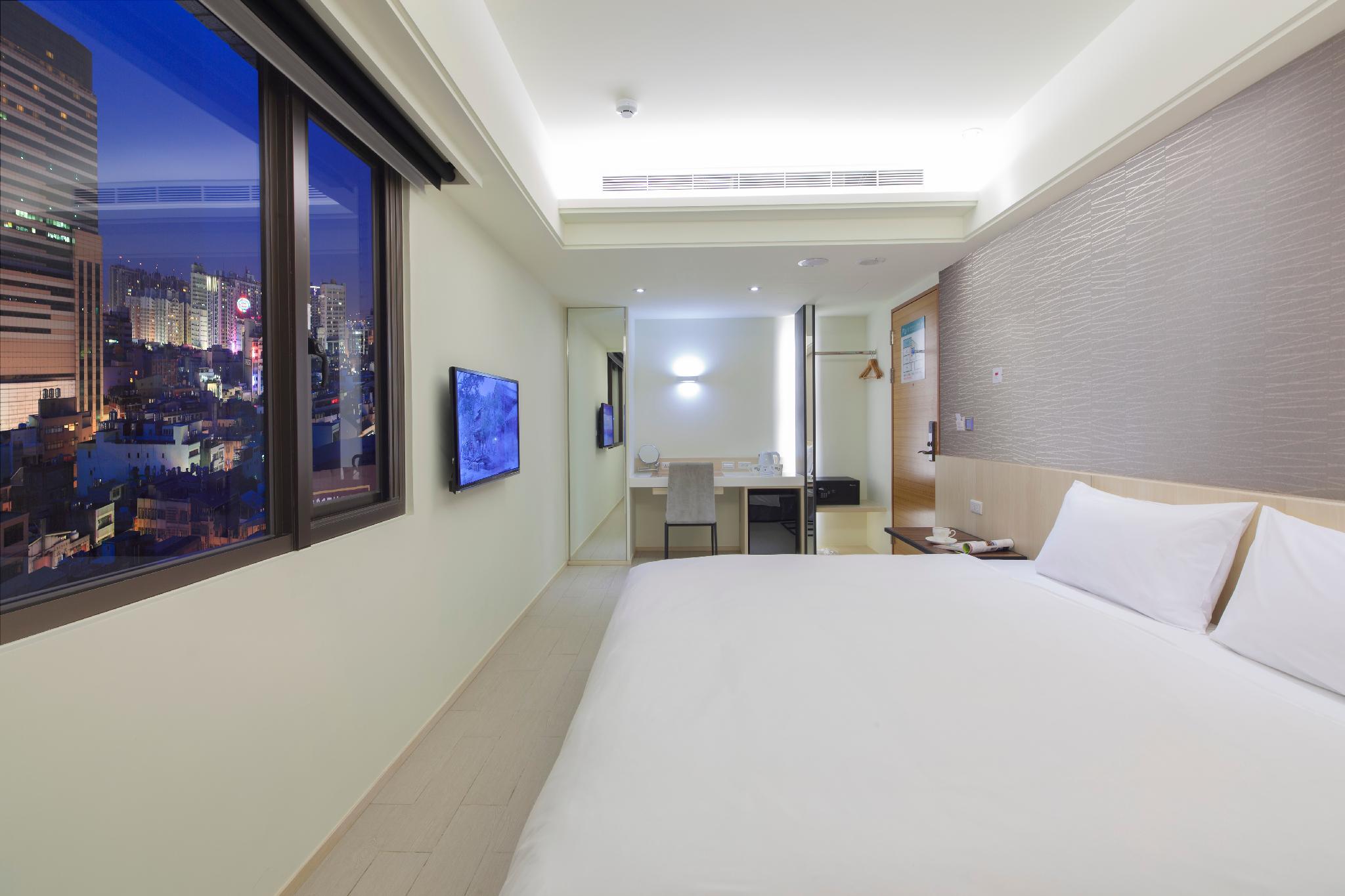 Deluxe, Double or Twin Bed