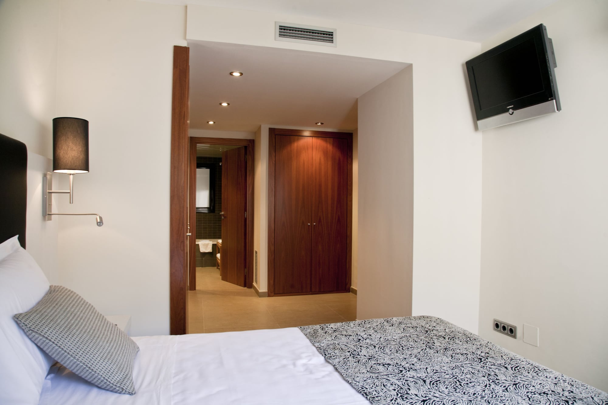 2 BEDROOMS, DUPLEX, APARTMENT, PATIO