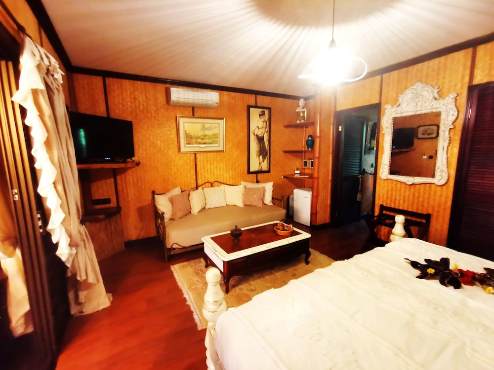 Junior Suite, King Bed, Garden Area