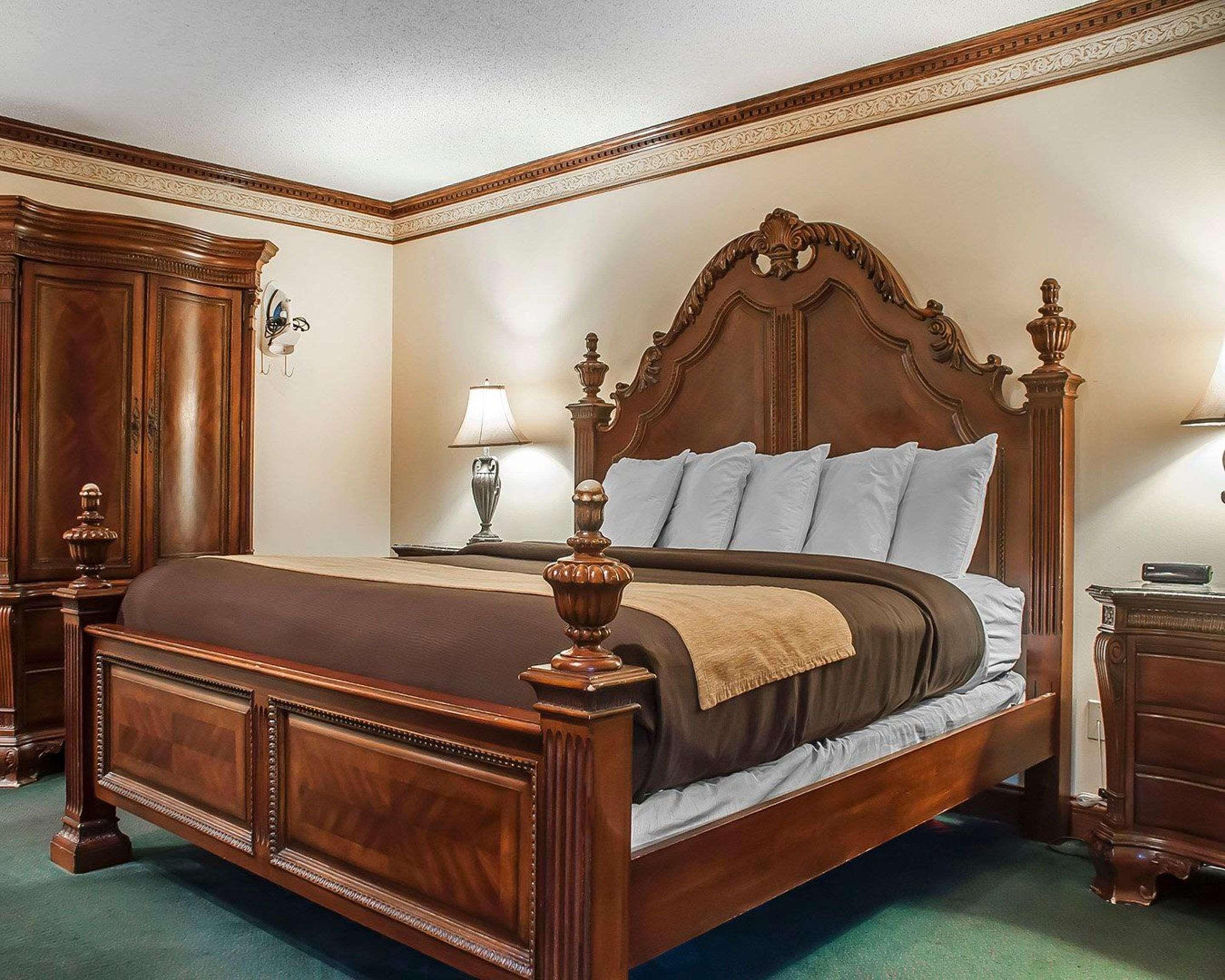 SUITE, KING BED