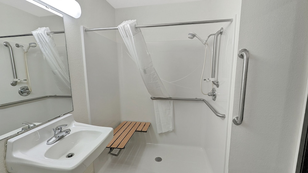 Estherville Hotel Amp Suites 45/50