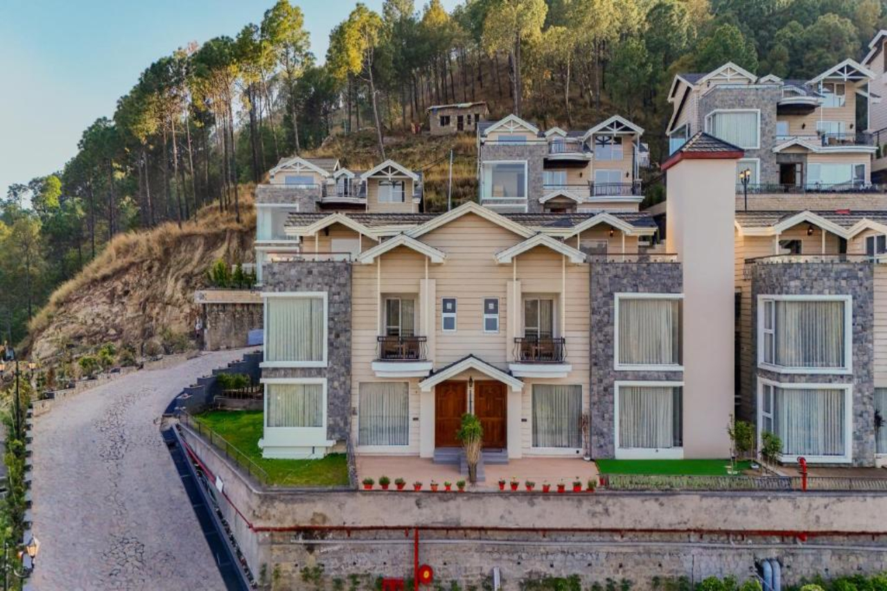 ELIVAAS Prive Royce Cottage Luxe Hilltop 4 BHK with Terrace & Scenic Views in KASAULI