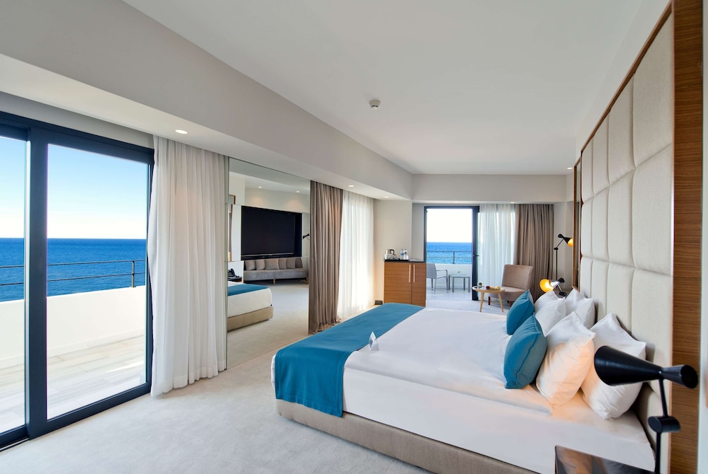 SUITE, KING BED, SEA VIEW, CORNER