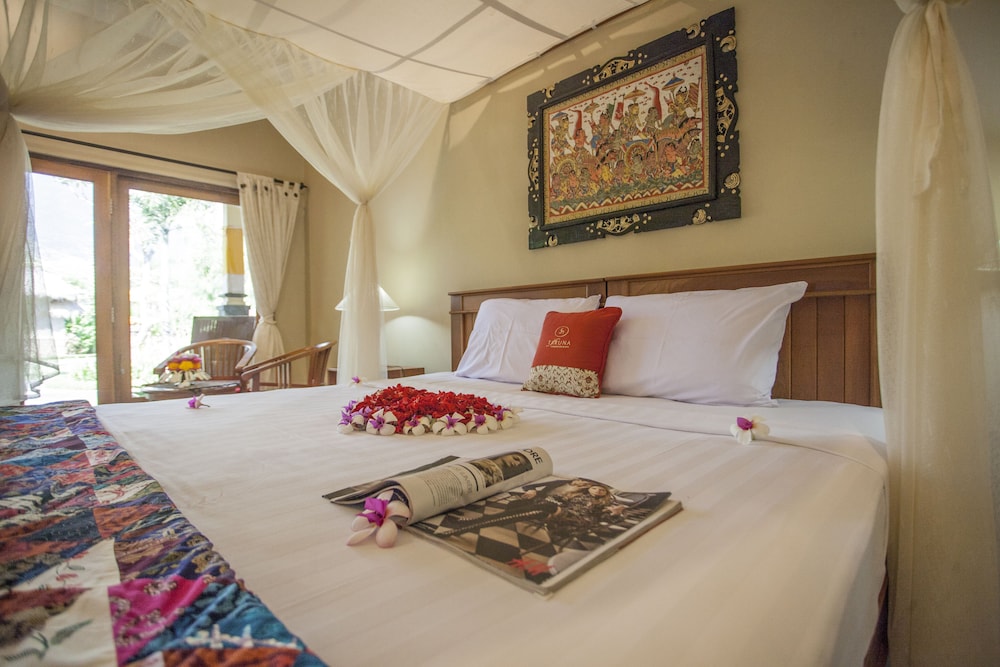 SUITE, GARDEN AND MOUNTAIN VIEW