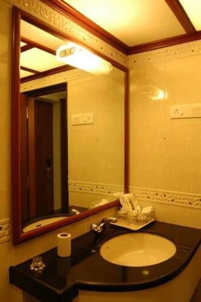 DELUXE, DOUBLE BED