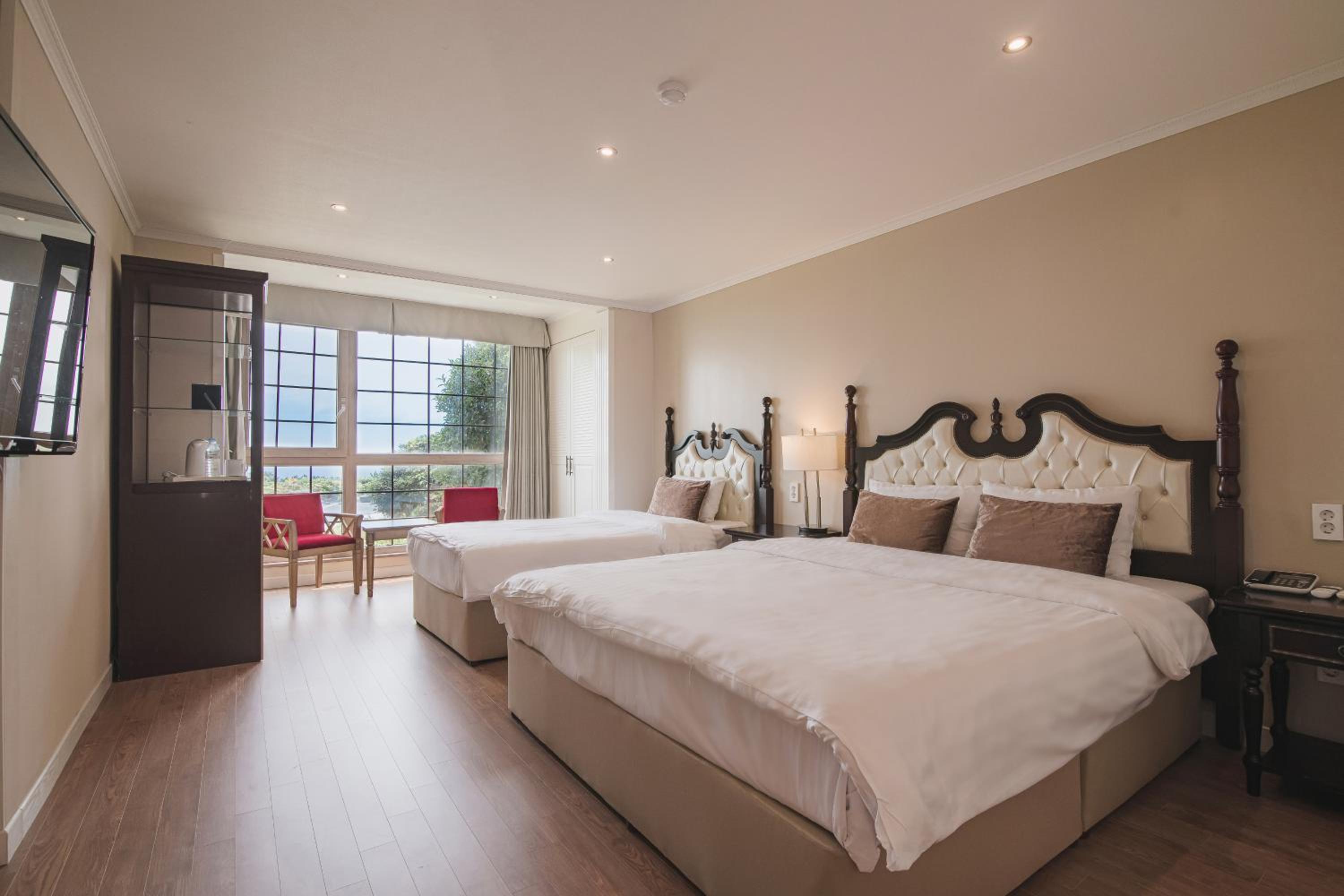FAMILY, TWIN BEDS, OCEAN VIEW