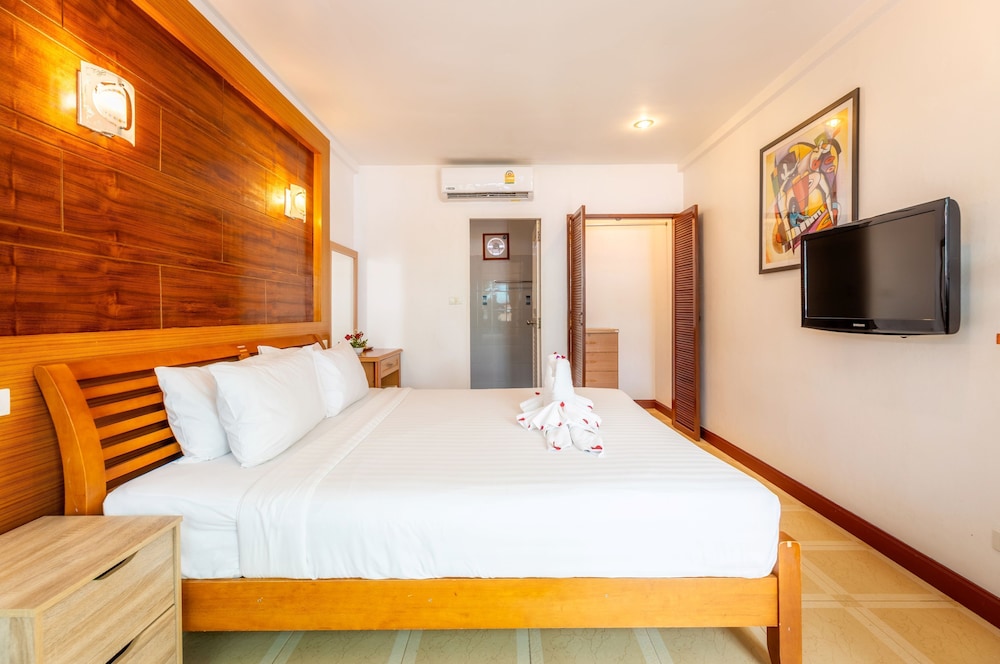 The Expat Hotel 18/50