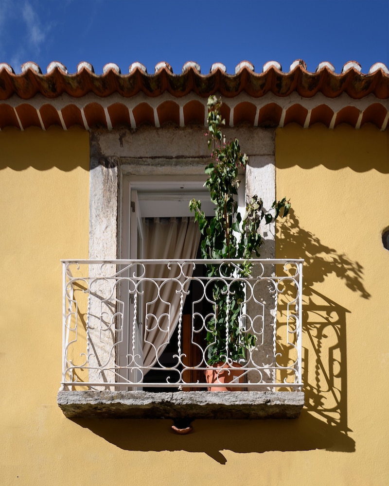 Alfama Yellow House 4/75
