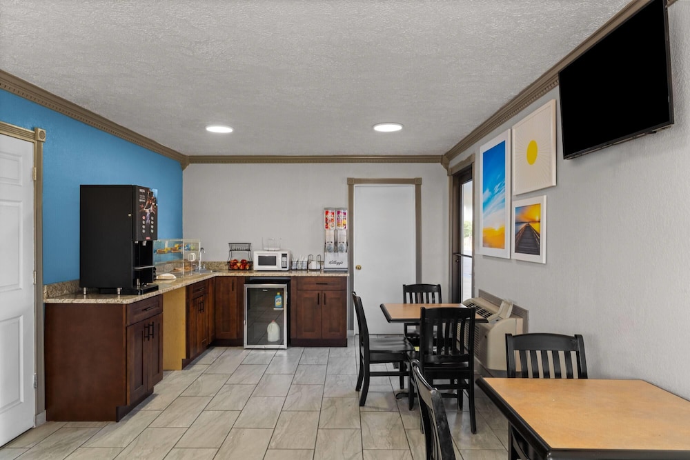 Days Inn by Wyndham Pratt 44/54