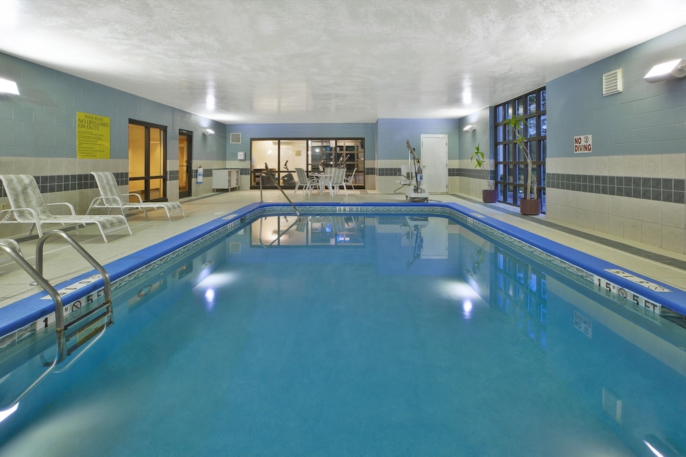 Holiday Inn Express Hotel And Suites Cincinnati Northeast Milford 5/49