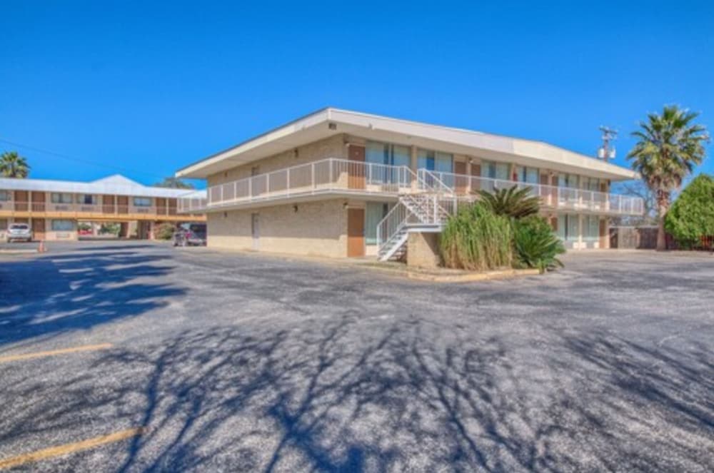 Americas Best Value Inn Uvalde 9/31