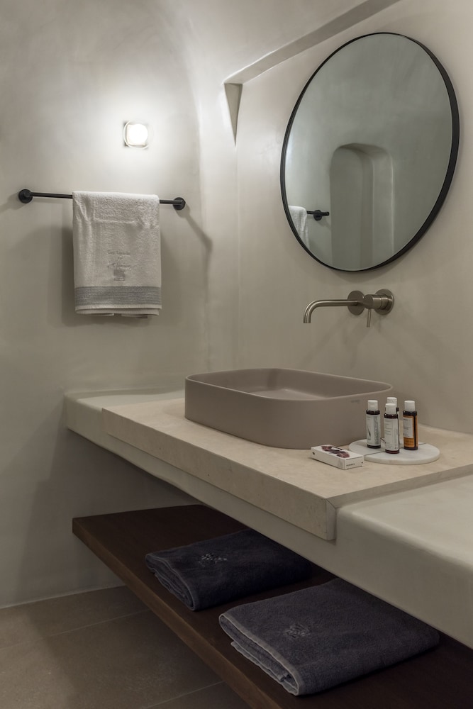 Oia Castle Luxury Suites by Art Maisons