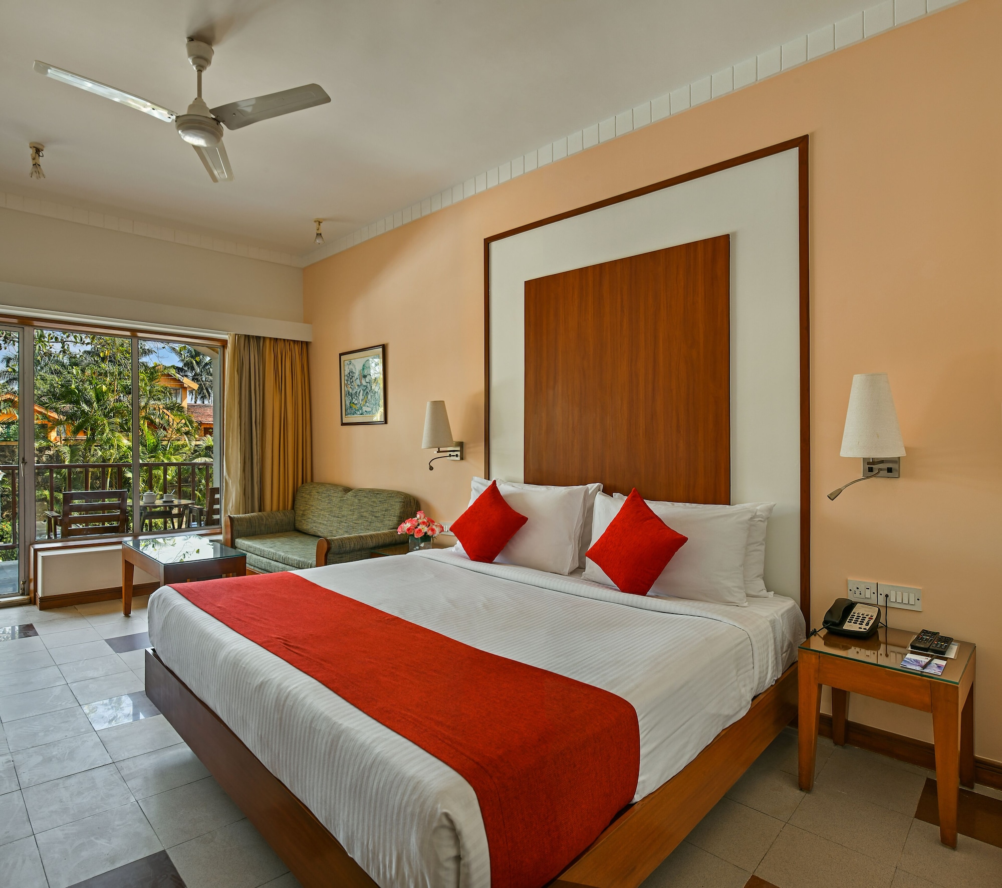 DELUXE, KING BED