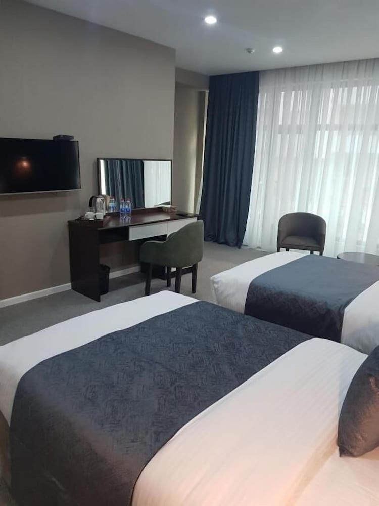 Parallel Hotel 11/25