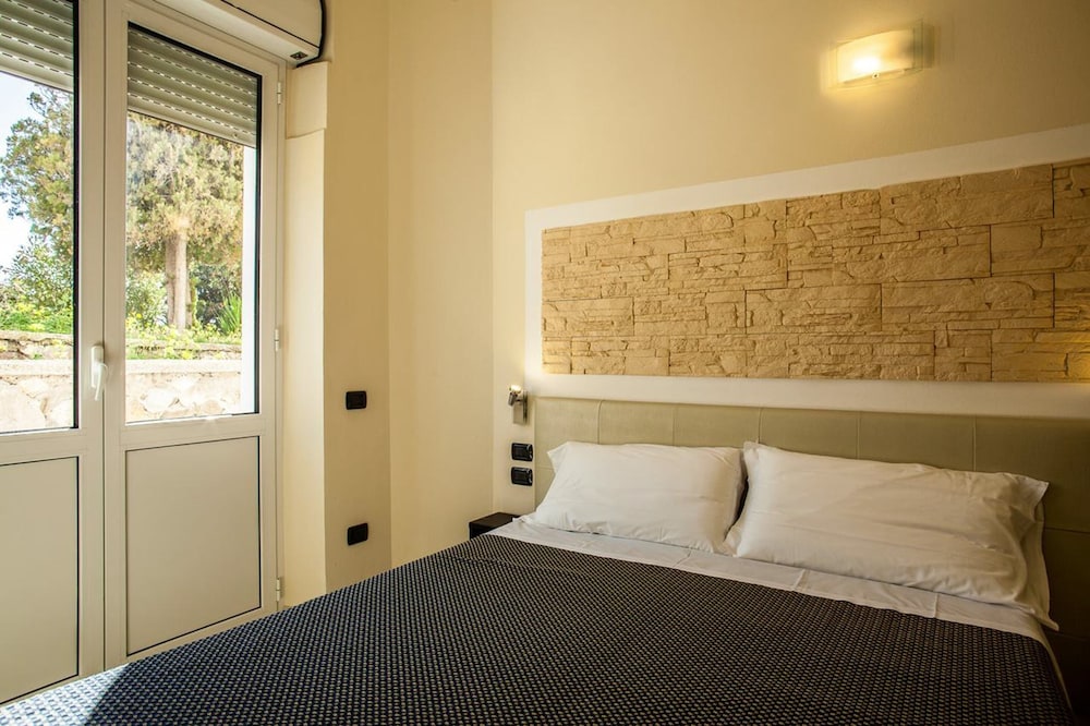 STANDARD, DOUBLE BED, HILL VIEW