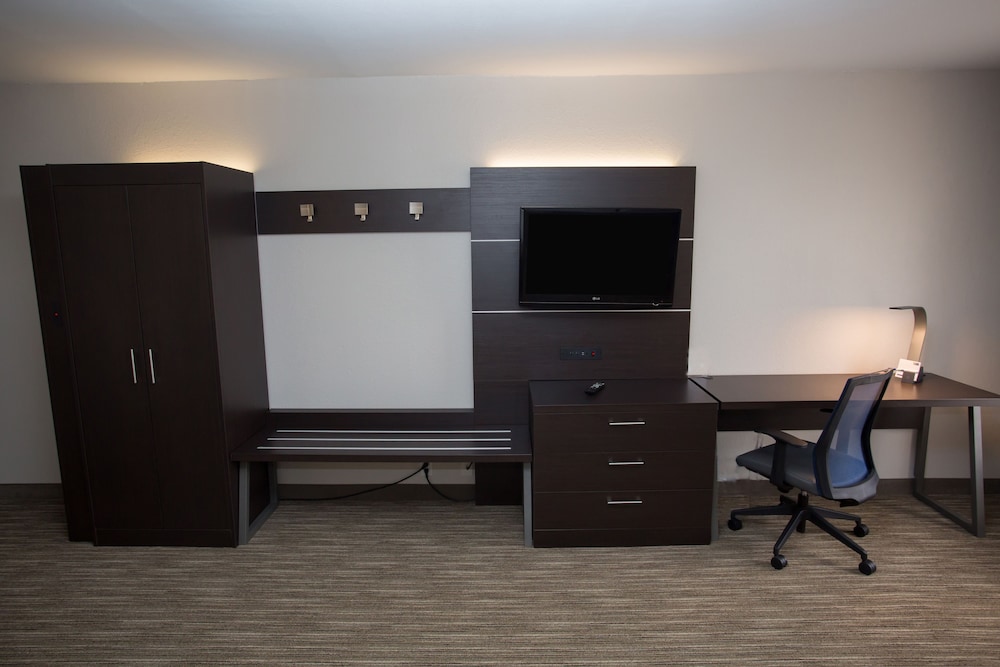 HOLIDAY INN EXPRESS WILMINGTON 42/48