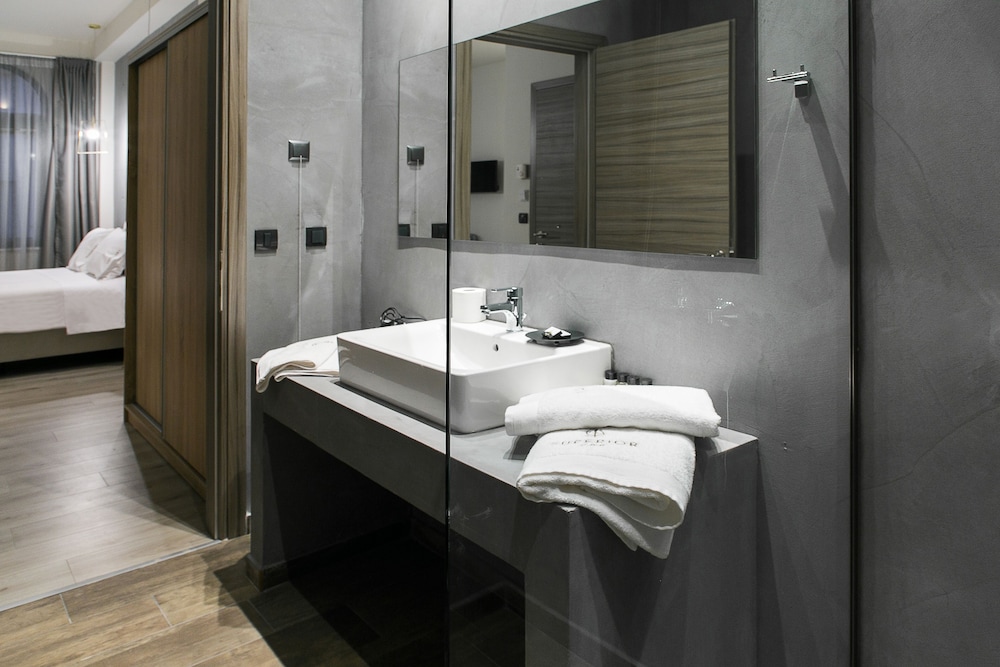 Superior One Boutique Hotel 33/35