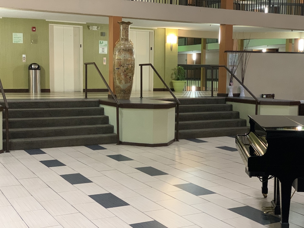 Clarion Hotel & Suites Conference Center Memphis Airport 3/31