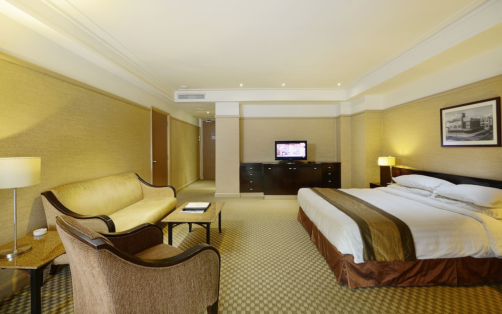 Pacific Regency Hotel Suites 12/70