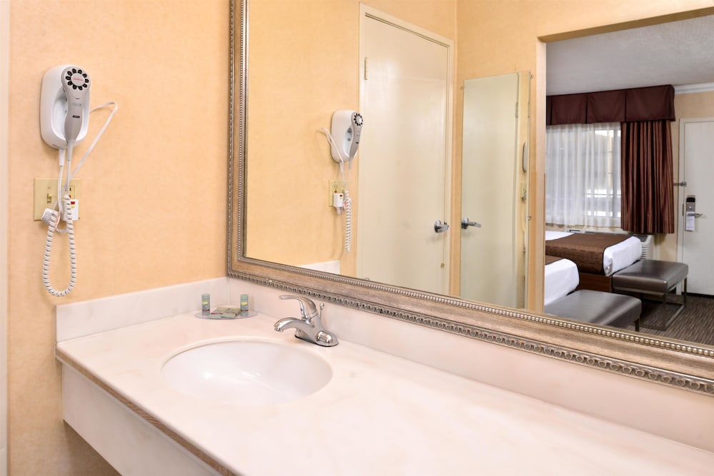 Best Western Hollywood Plaza Inn - Hollywood Walk of Fame Hotel-LA 8/37