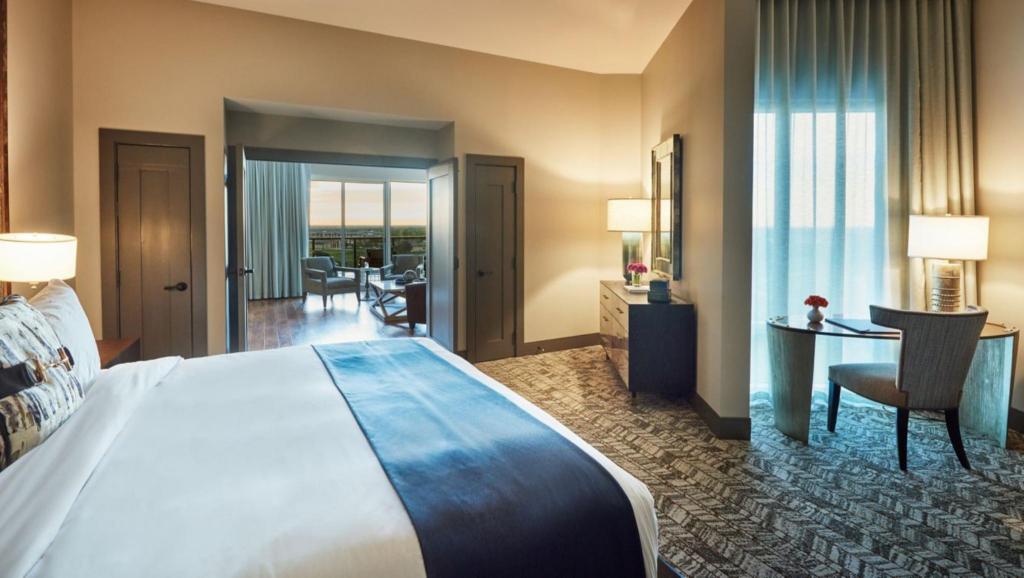 1 Bedroom, Atlas, Lake, Suite, King Bed, Golf Course View, Balcony, Top Floor