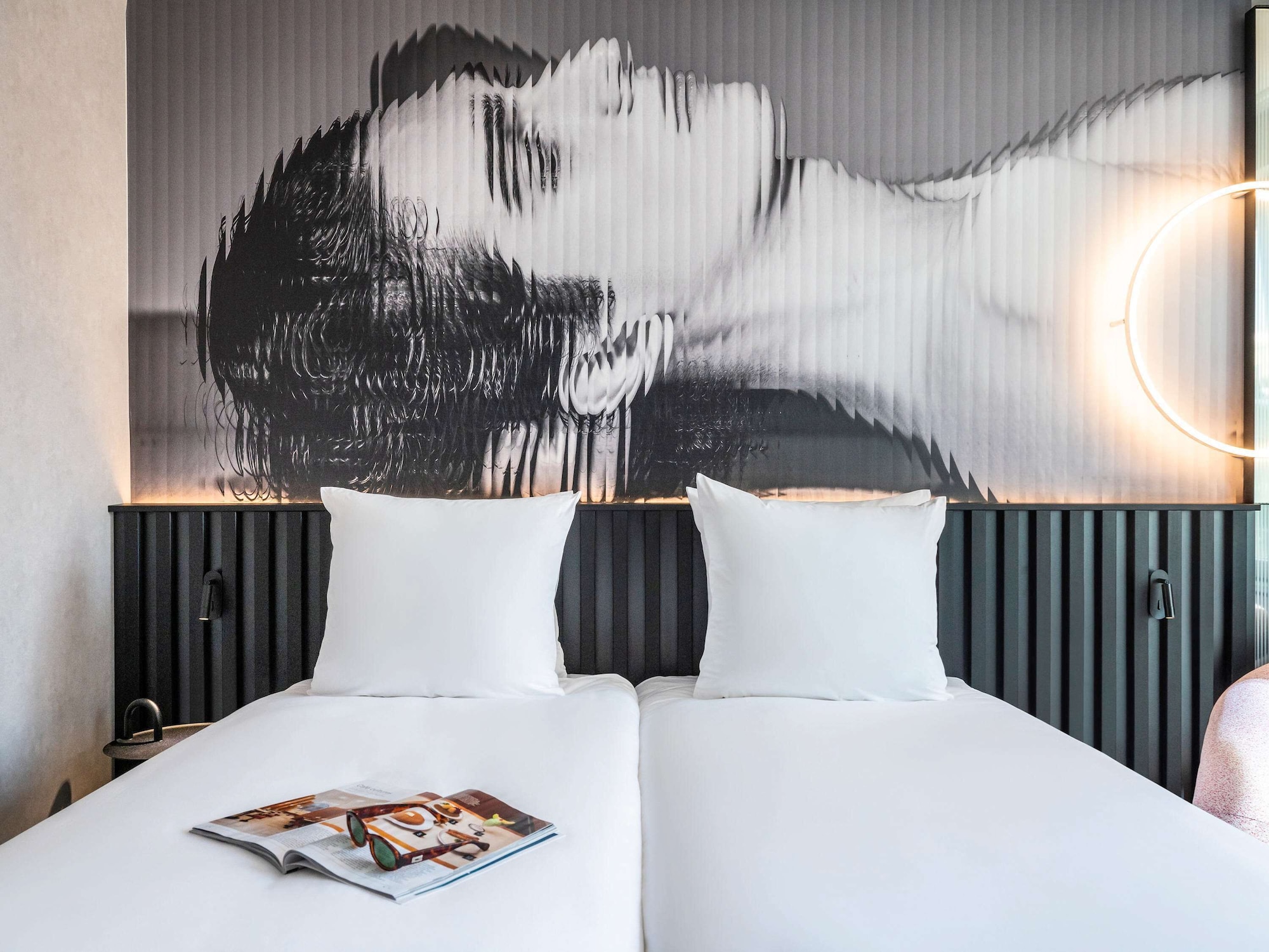 ROOM, TWIN BEDS