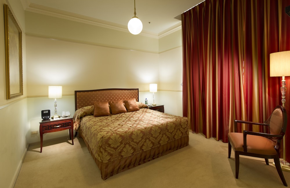 Royal Albert Hotel 30/75