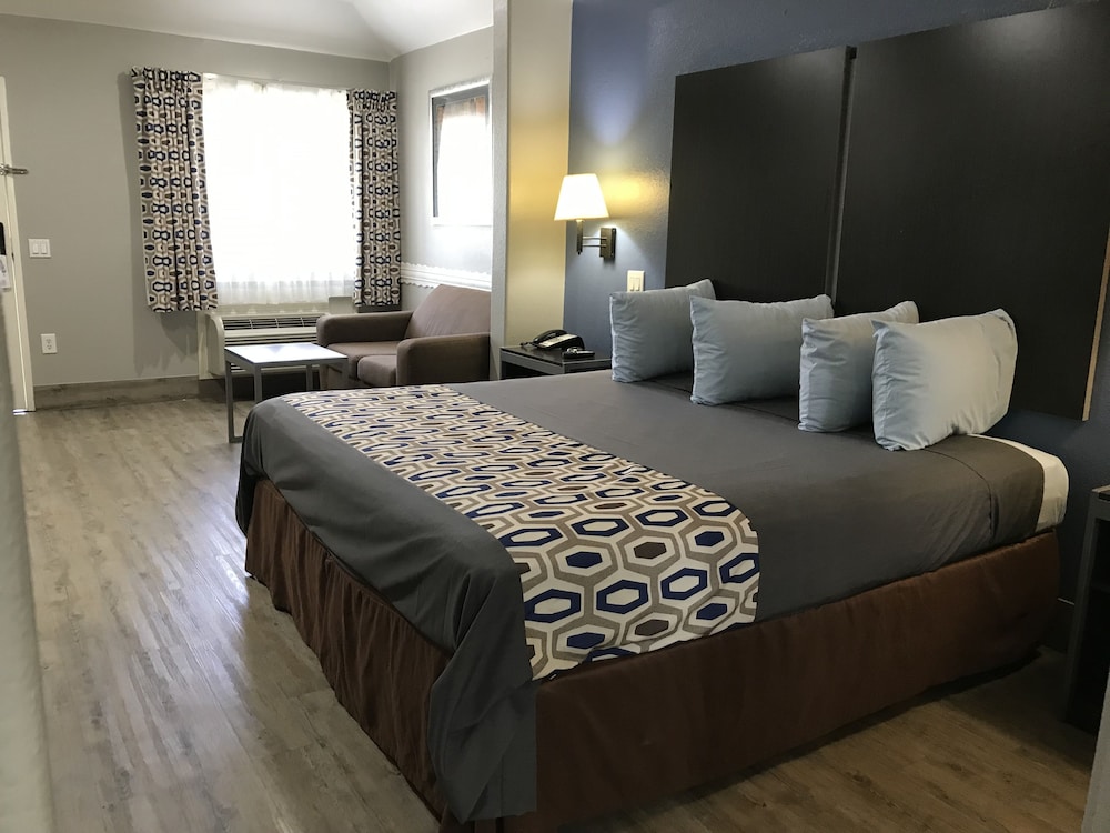 Camelot Inn Suites Veterans Memorial/Nw Houston 9/37
