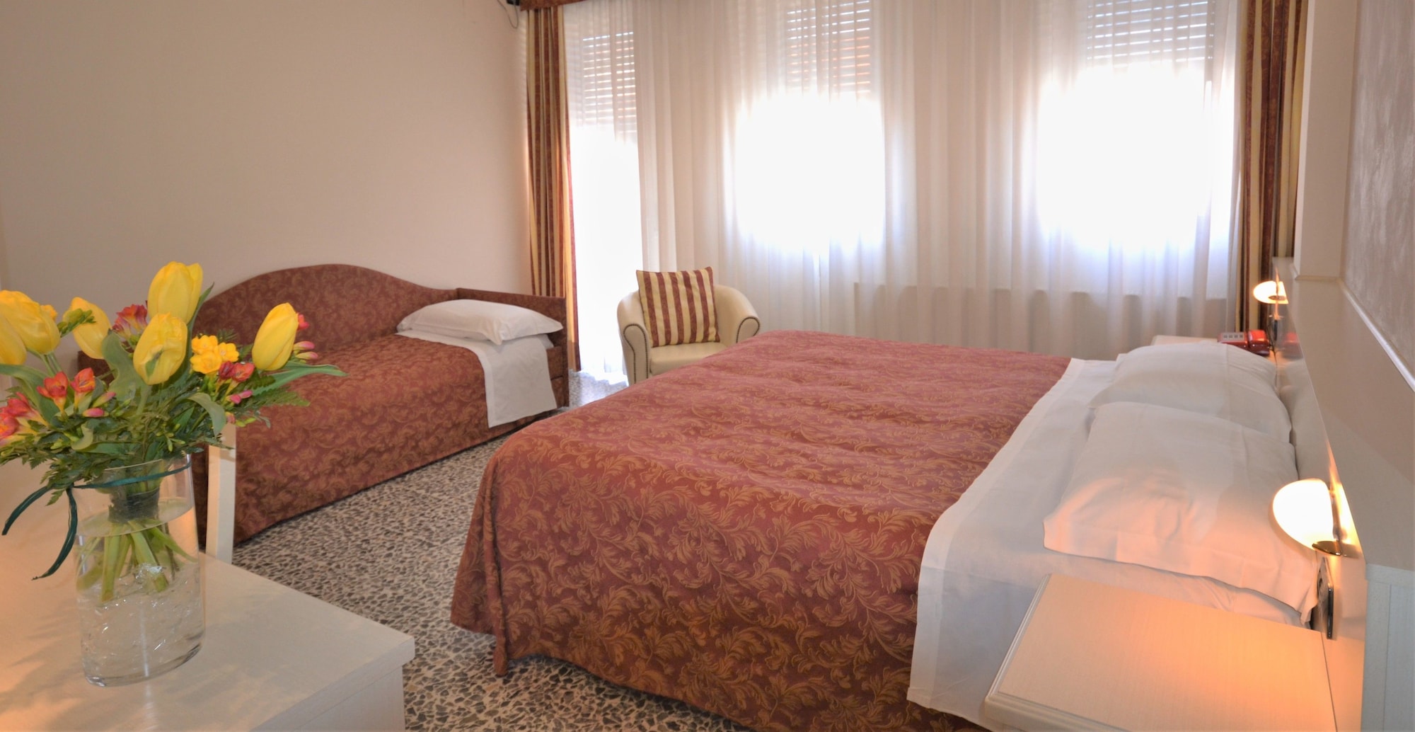 غرفة بريميوم بسرير كينج بشرفة، Gold Hotel 5/7