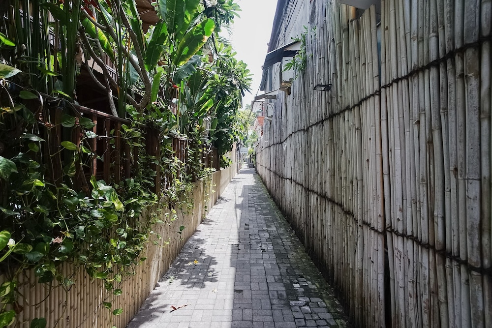 City Garden Bali Dwipa Hotel 72/76