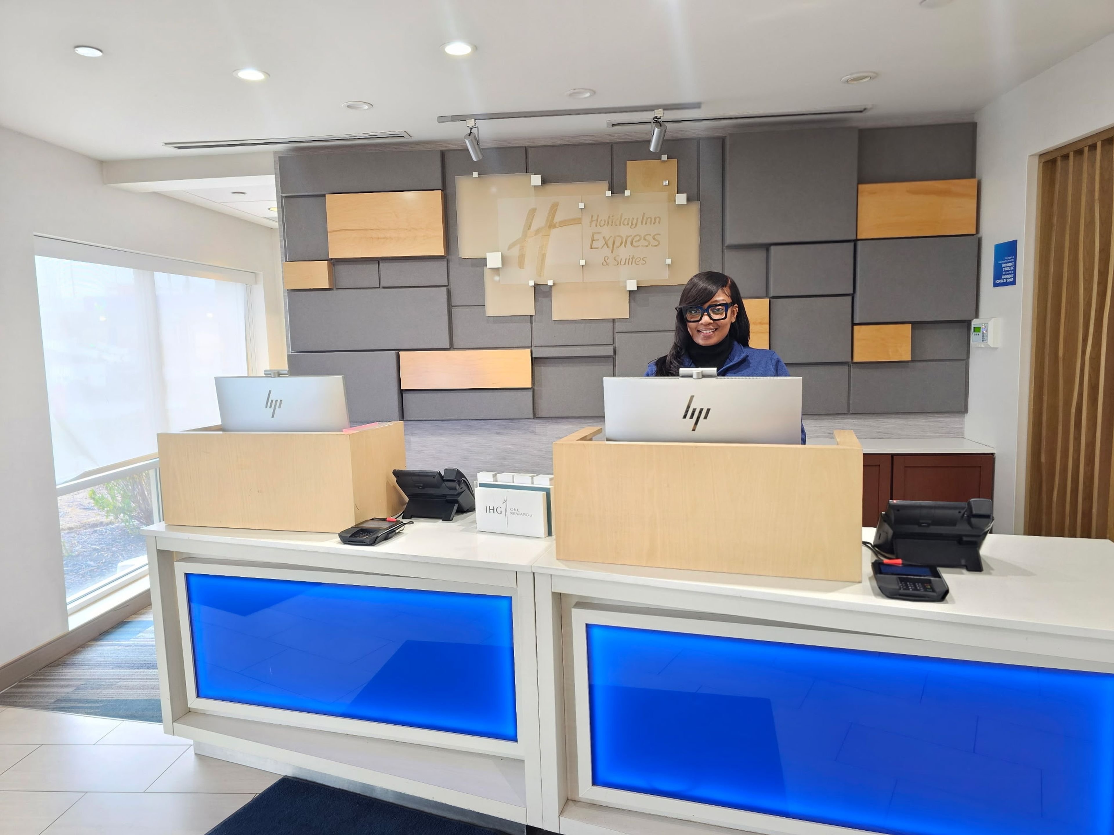 Holiday Inn Express & Suites Chicago O'hare Airport 8/60