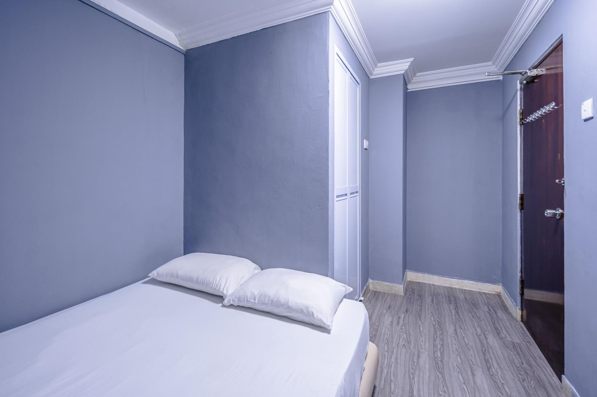 Room, Queen Bed, No Window