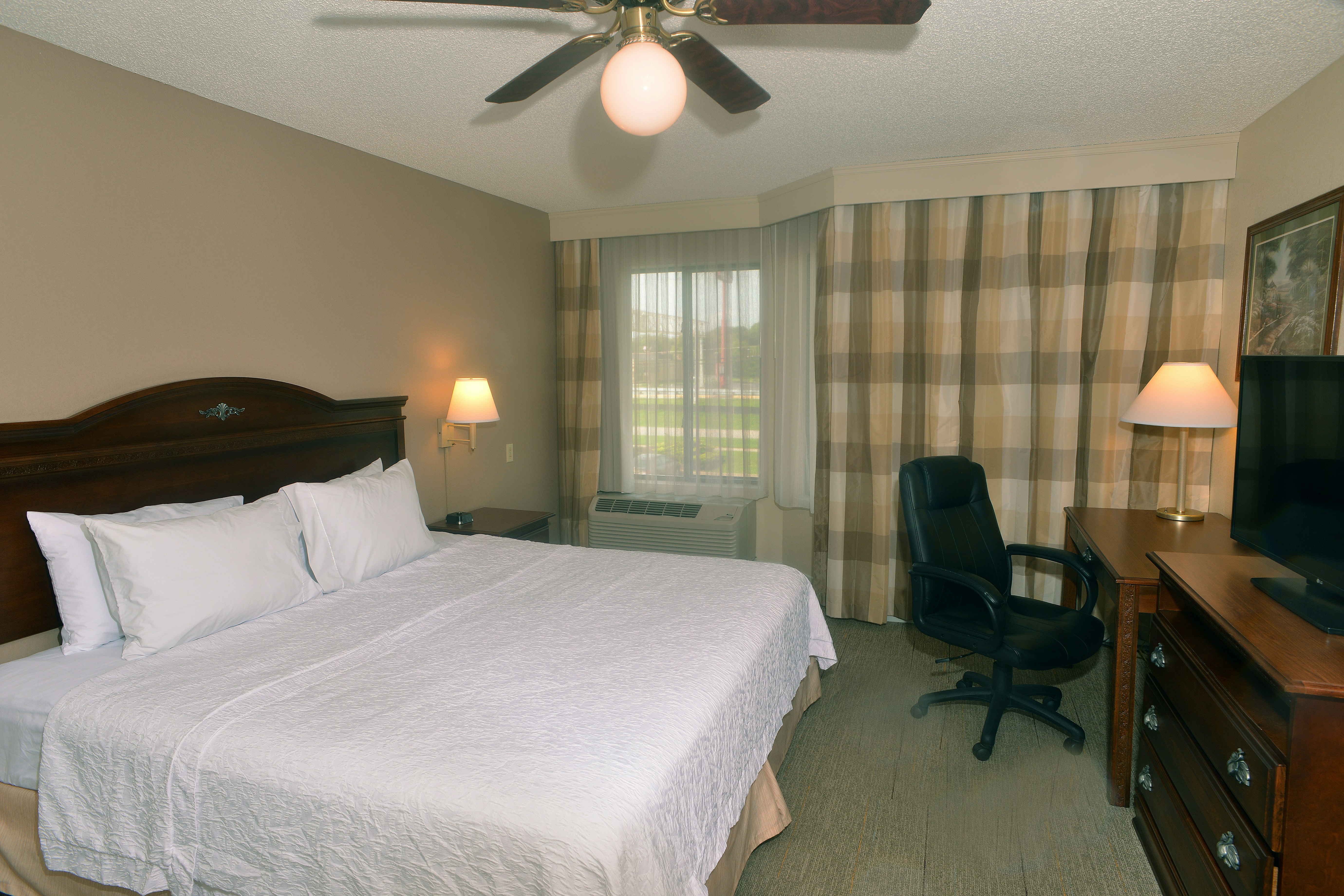 SUITE, KING BED, ACCESSIBLE