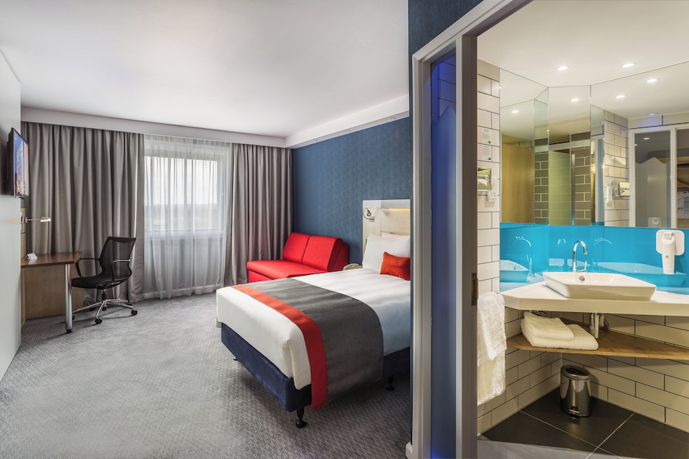 Holiday Inn Express Watford Junction 26/68