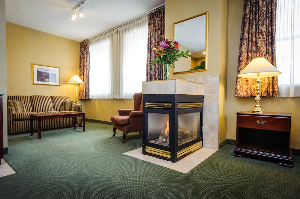 Peterborough Inn & Suites Hotel 52/64
