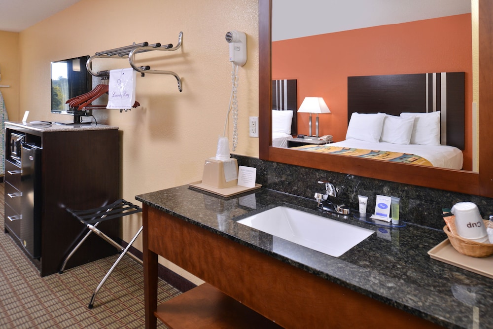 Douglas Inn And Suites 41/41