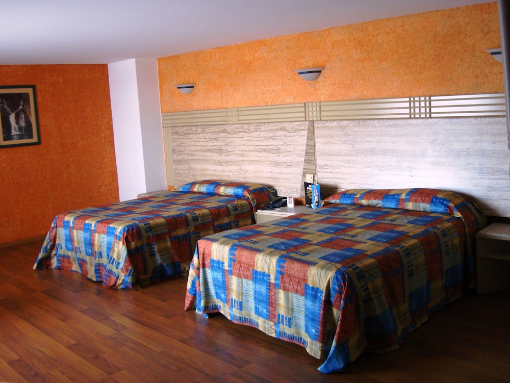 STANDARD, 2 DOUBLE BEDS