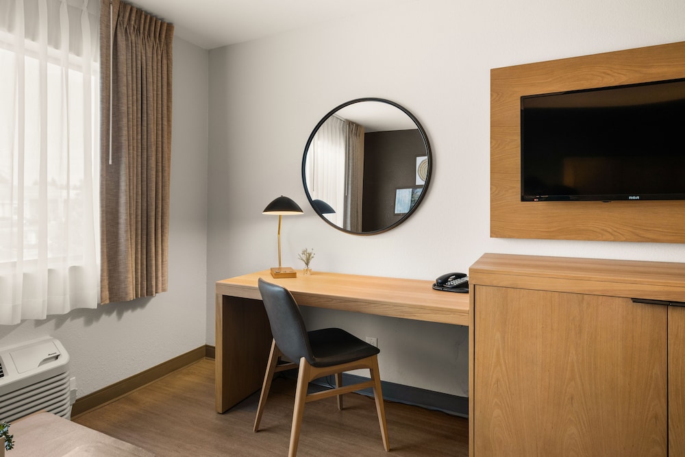 Oxford Suites Redding 61/64