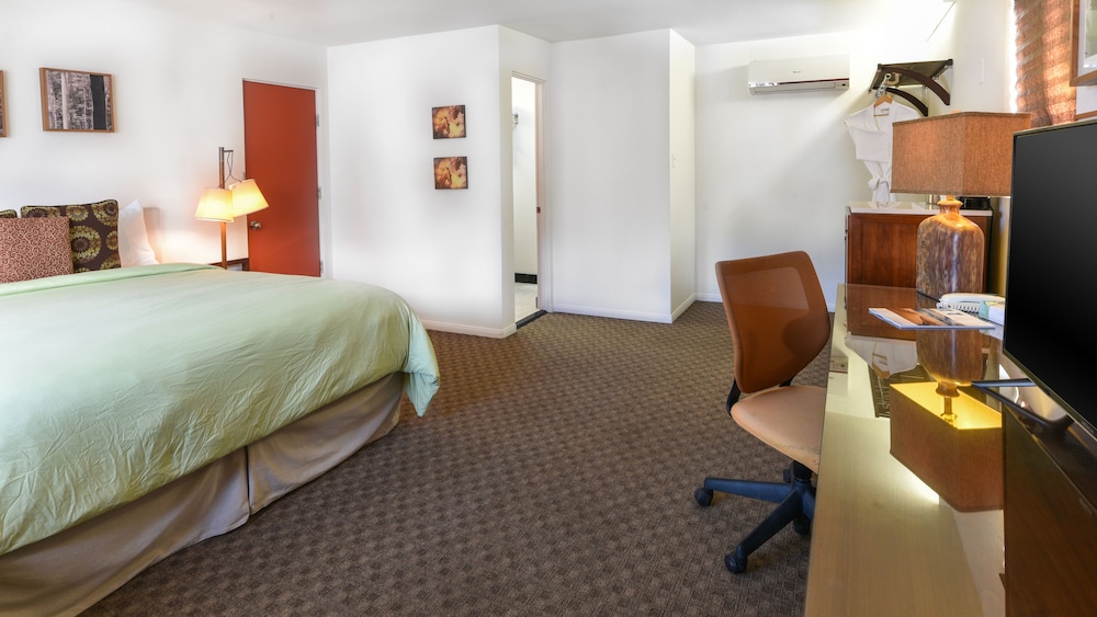 Skylark Hotel 24/70