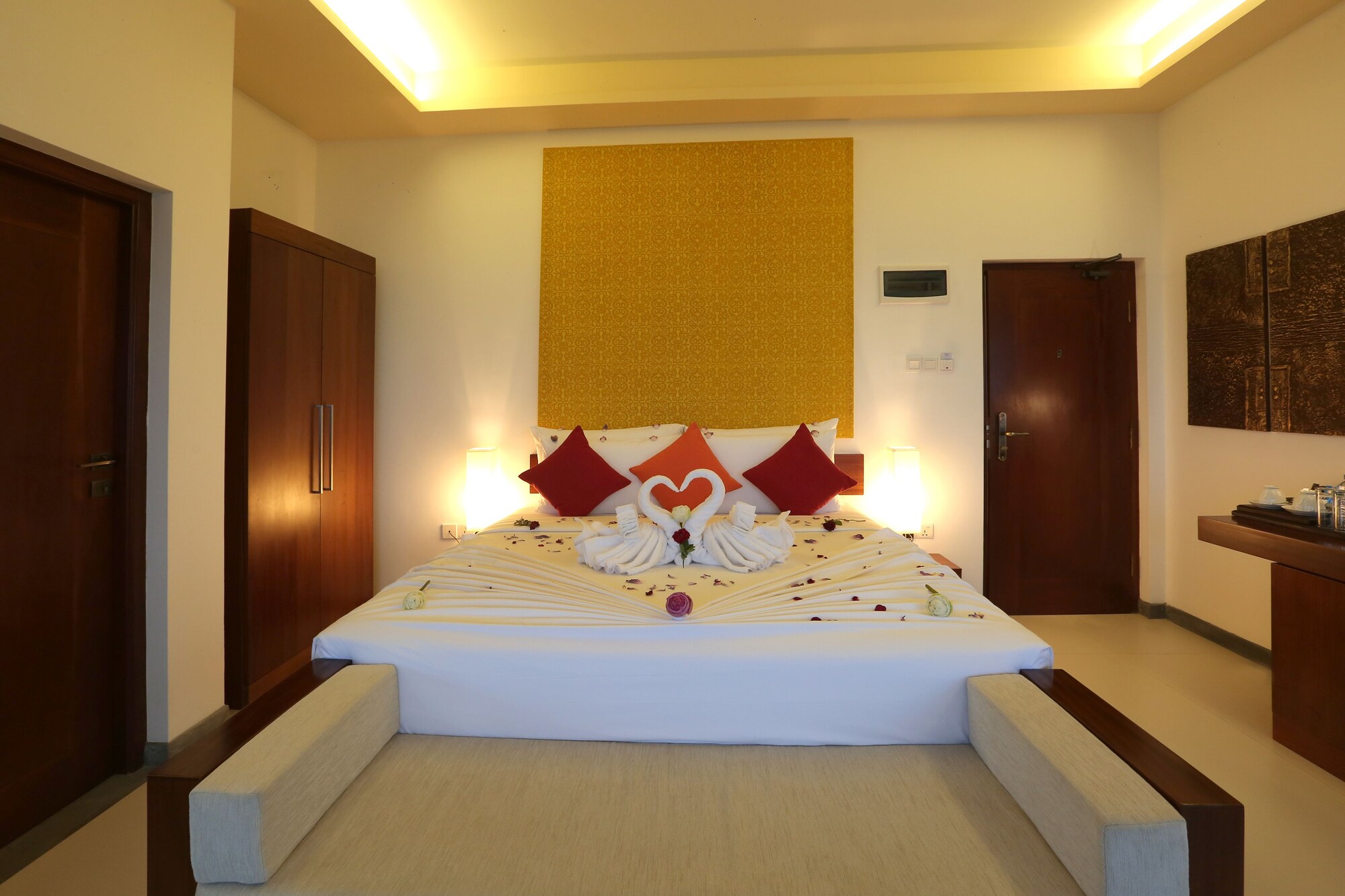 DELUXE, SUITE, KING BED