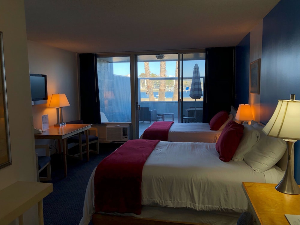 Foghorn Harbor Inn 10/55