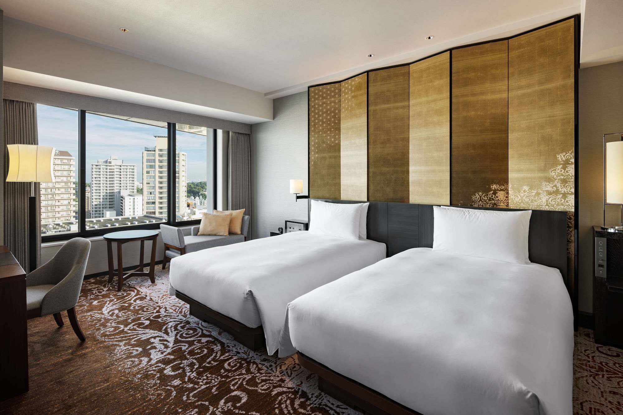 CLUB, TWIN BEDS