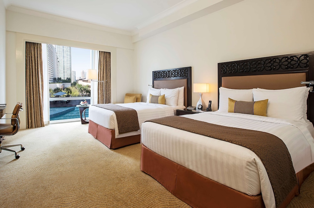 Fairmont Makati 11/50