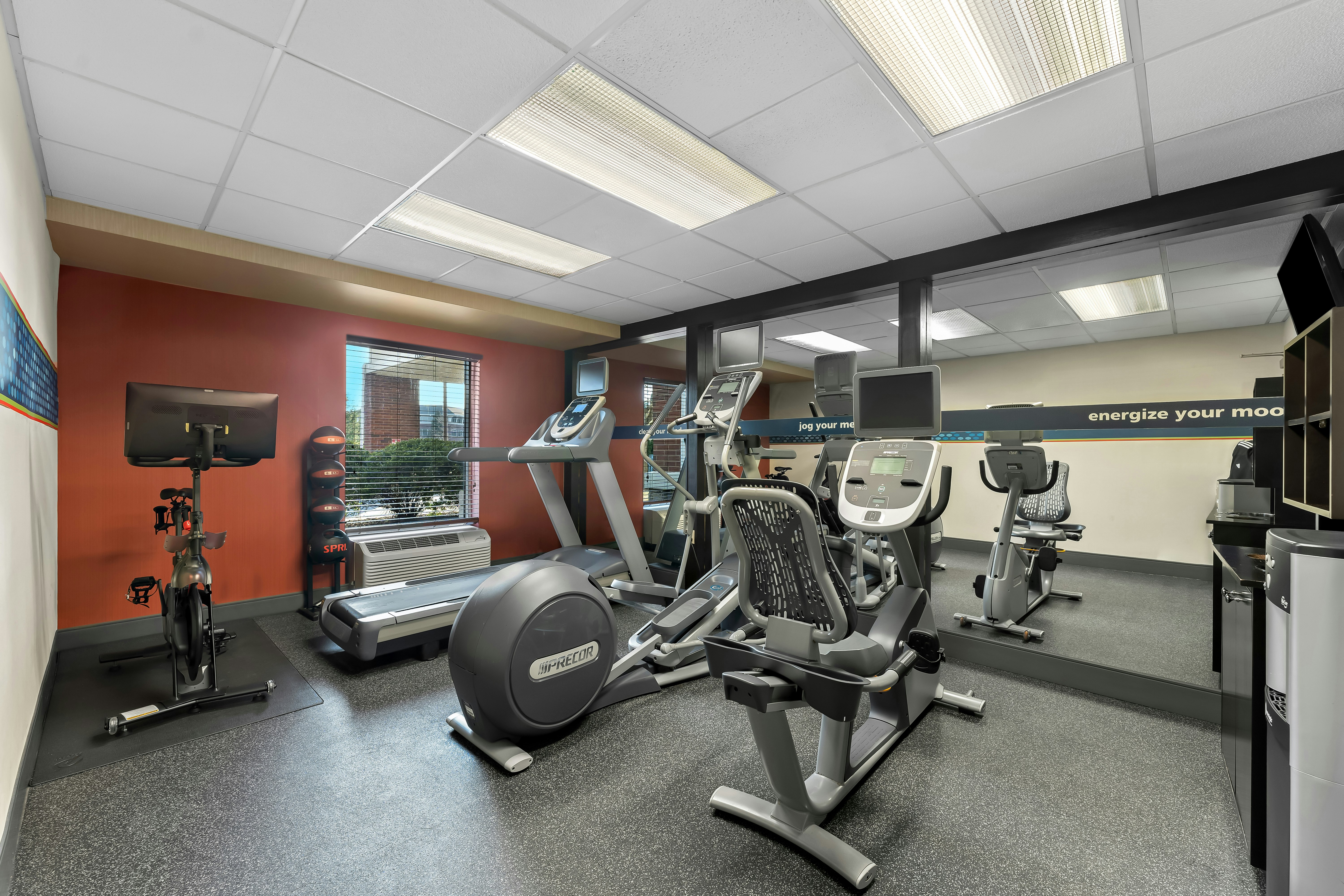 Hampton Inn Suites Newtown 39/57