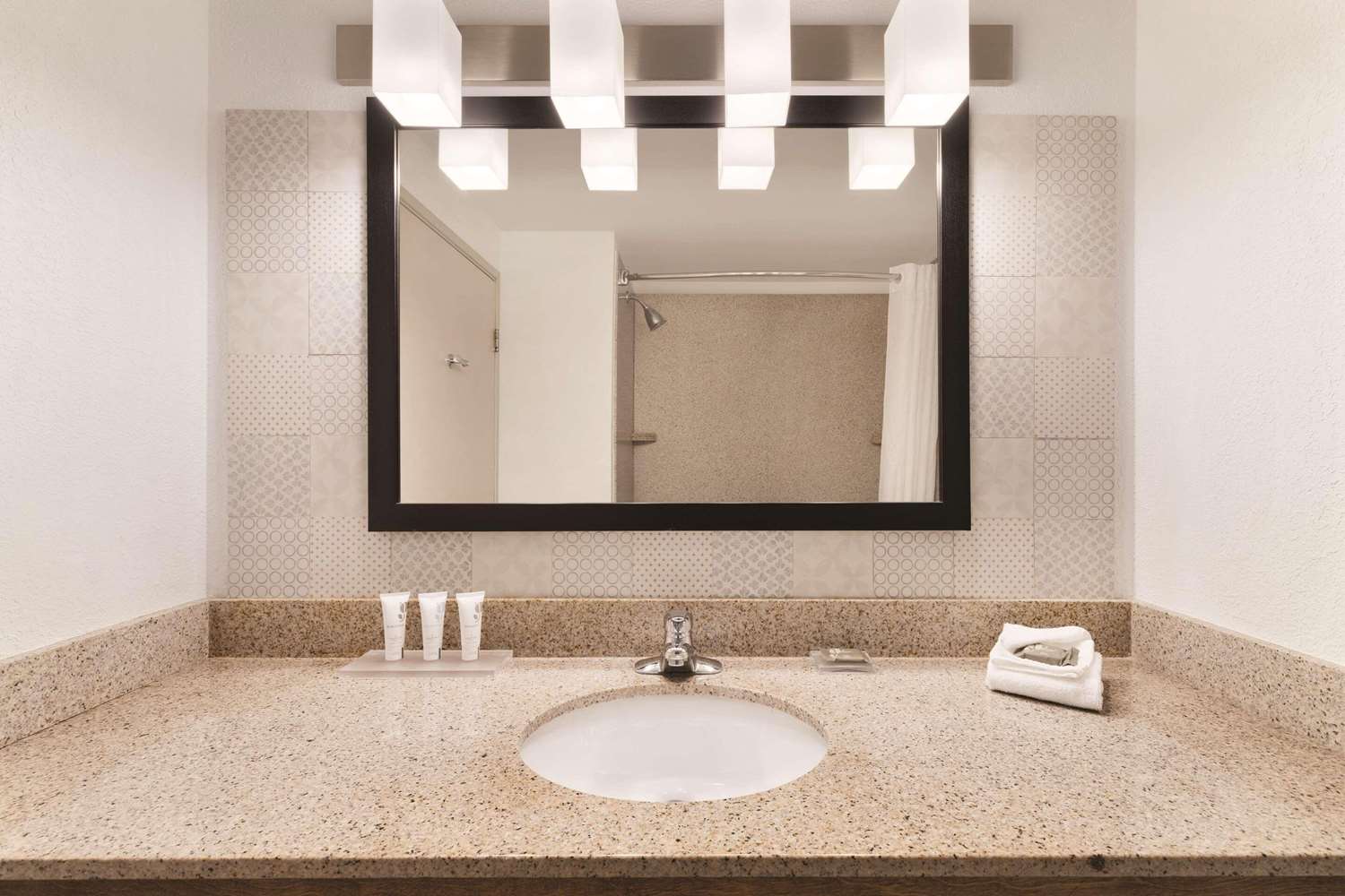 Country Inn & Suites by Radisson, Boone, NC 17/18