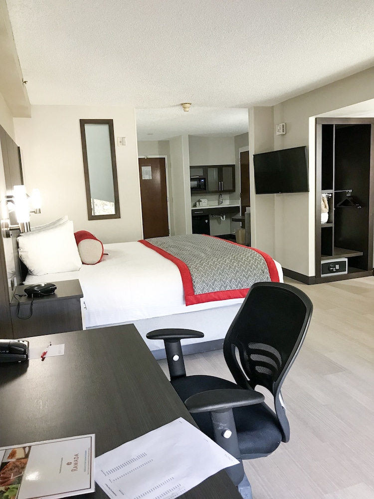 Ramada by Wyndham Suites Orlando Airport 46/56