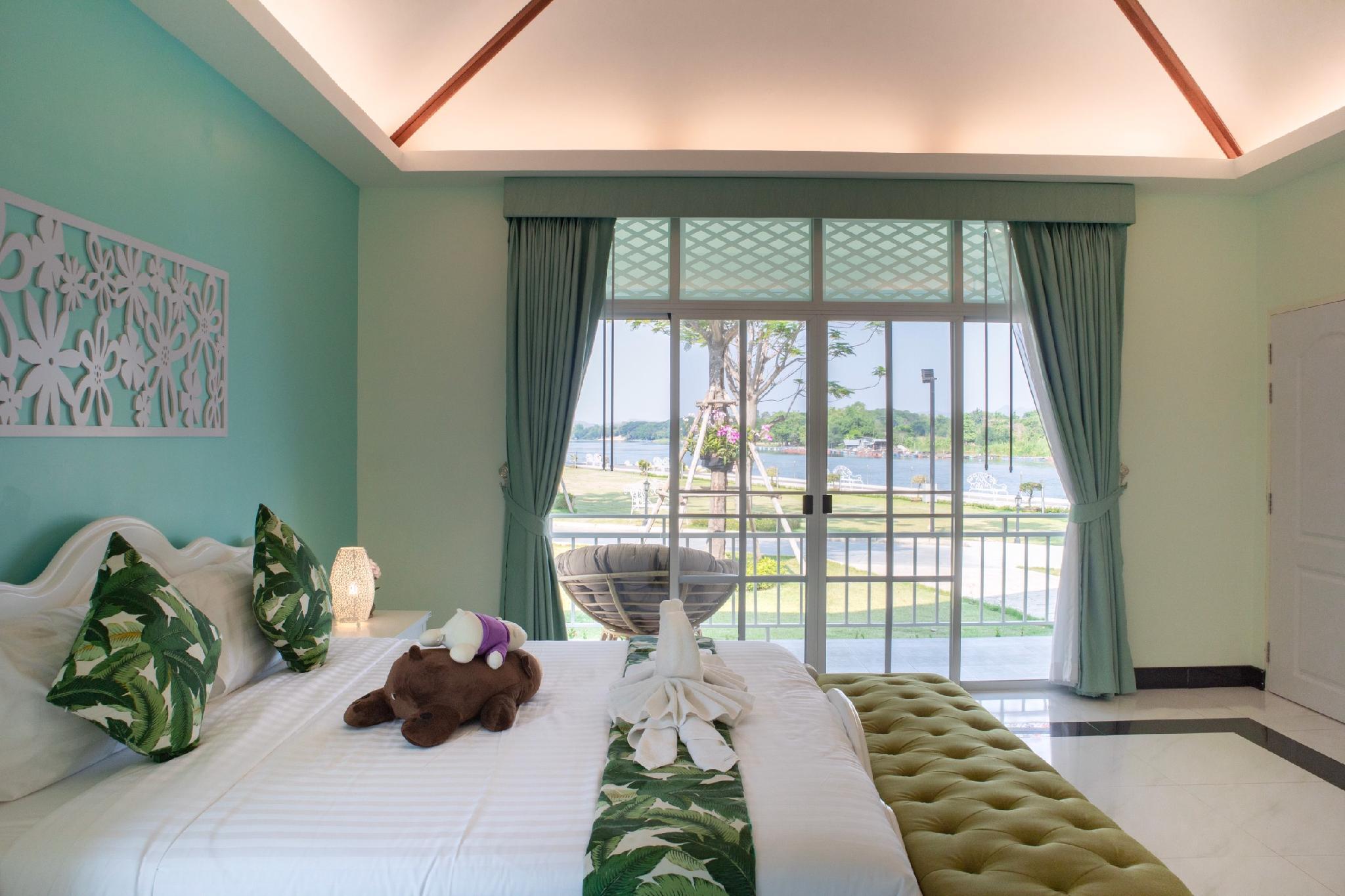Room, King Bed, River and Skyline View, Balcony