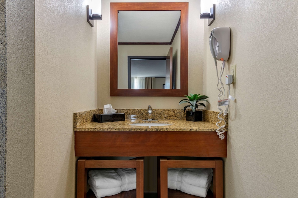 Comfort Suites Manhattan 42/43